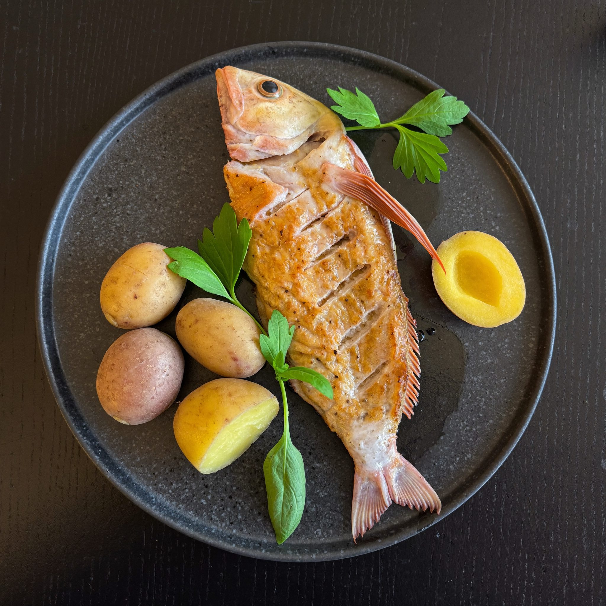 Dourada grelhada com batata cozida e legumes